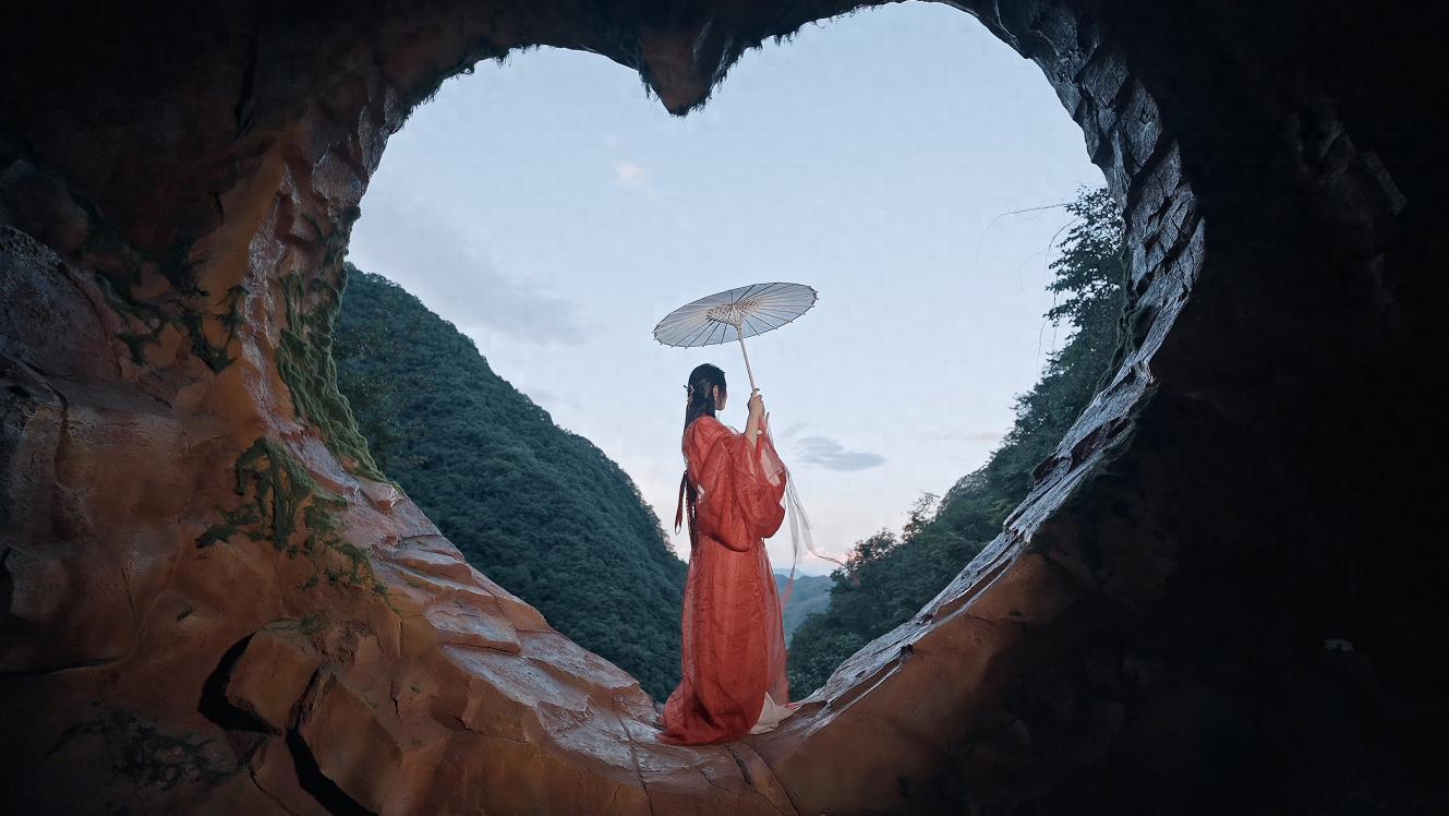 藏在王府竹海的「心动秘境」！红裙翩跹处，遇见山水里的浪漫心洞