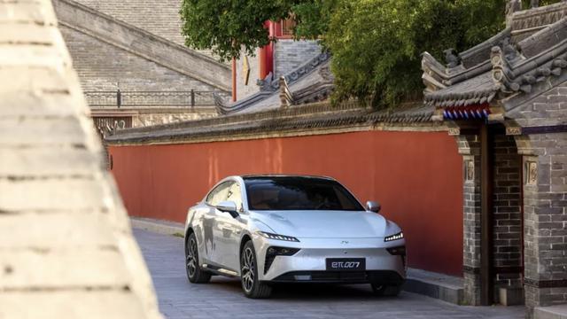 为什么说25款东风eπ007：是年轻人买得起，开得爽的潮流座驾？