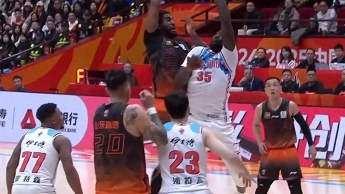 一场116-79，让CBA劲旅溃不成军，全面崩盘，主教练备受质疑！