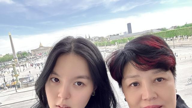 李咏遗孀哈文法国生日旅行，爱女法图麦出道受阻，生活凄苦却潇洒