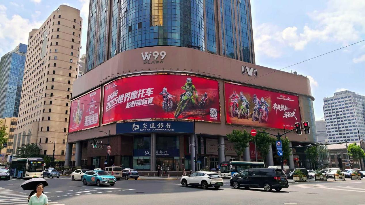 吴京、任贤齐倾情助威2025 MXGP，千平米巨幅广告震撼亮相淮海路