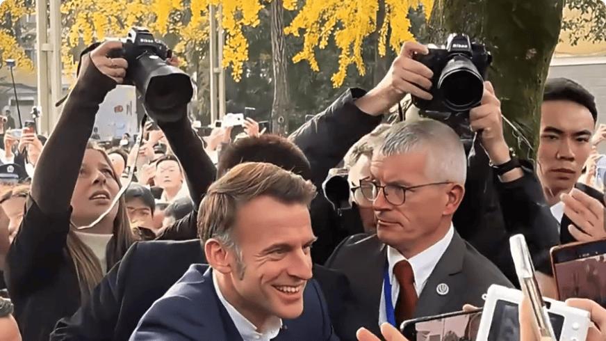 法国总统马克龙访问四川大学全程笑容，大学生提供情绪价值这块没话说