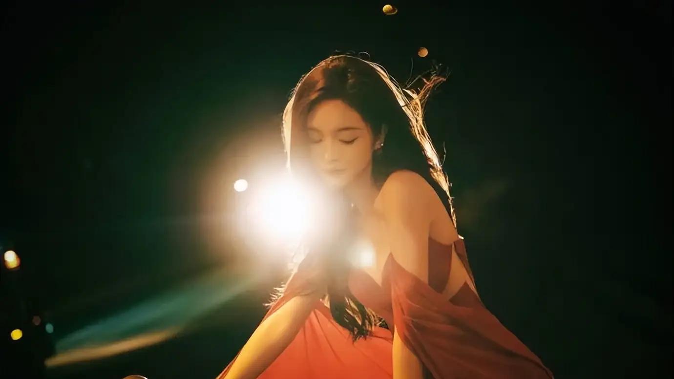 烈焰玫瑰：吴宣仪红裙写真，这身材谁扛得住？