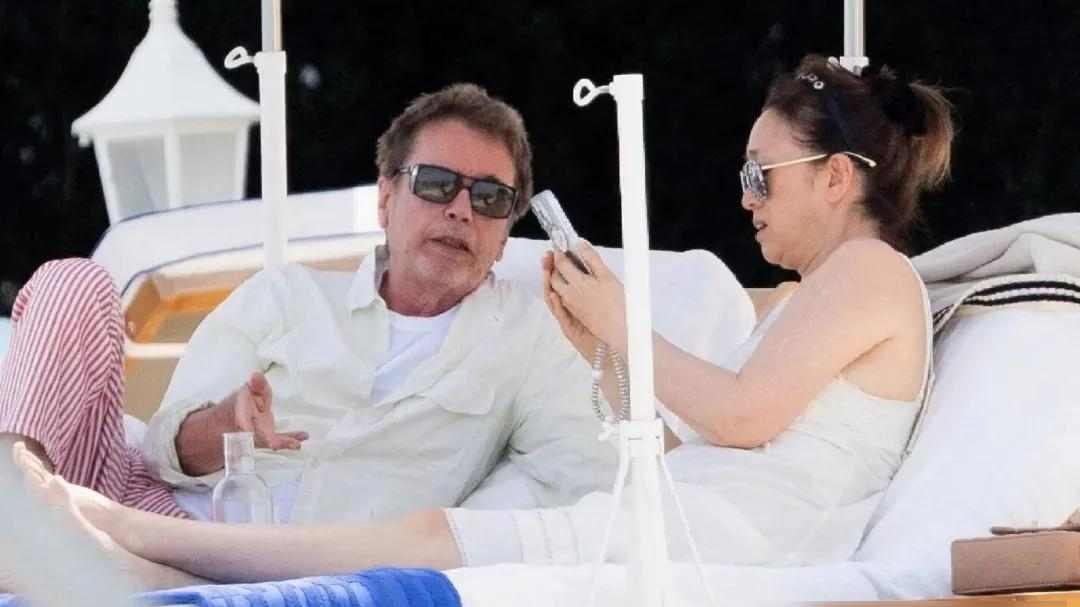 59岁巩俐双下巴被拍，法国老公年轻如40岁，跨国婚姻17岁年龄差藏何秘密？