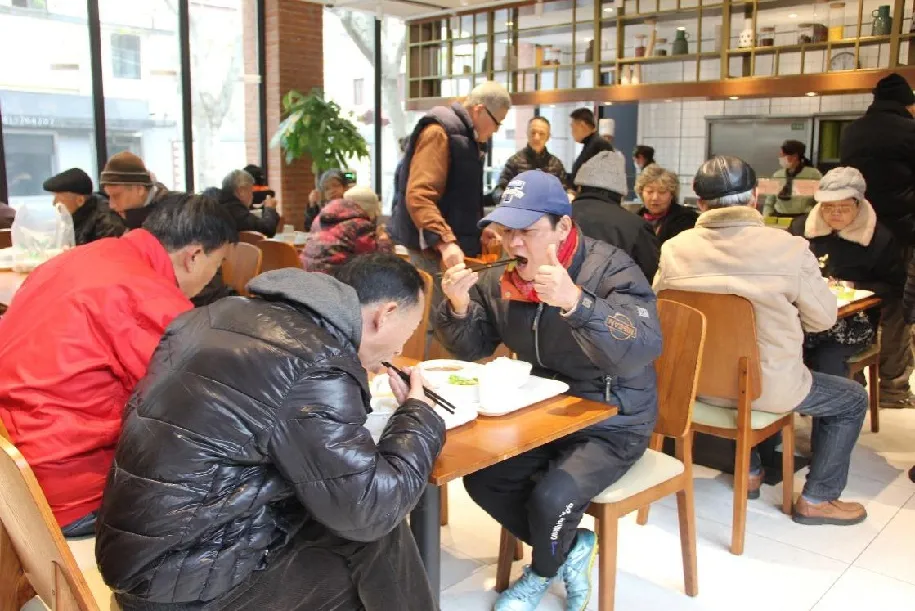 财政补贴老年食堂，年轻人排队薅羊毛：2.6 亿老年人养活了多少 “伪需求” 创业者？
