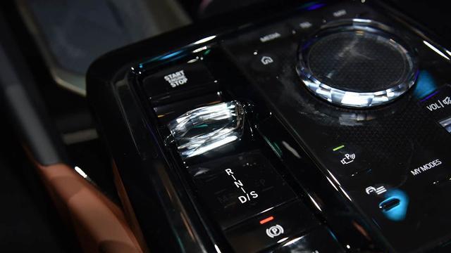 宝马5系：一口价26.68万起，比起销量崩盘，面子算个屁？