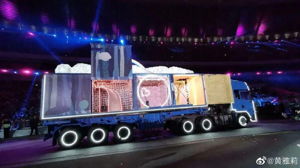 逆袭的“过气超女”：住5㎡房车捡破烂，她却把烂牌玩出王炸！