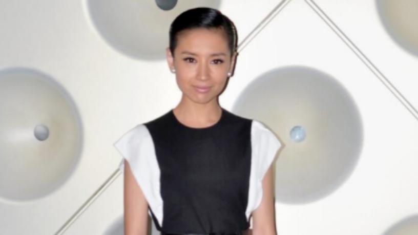 董洁罕见换发型大变样，大背头配撞色连衣裙，气质全无老10岁