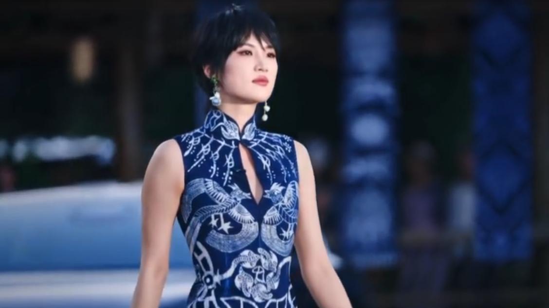 姚安娜蜡染旗袍走村 T：千年非遗与时尚碰撞，焕活民族之美