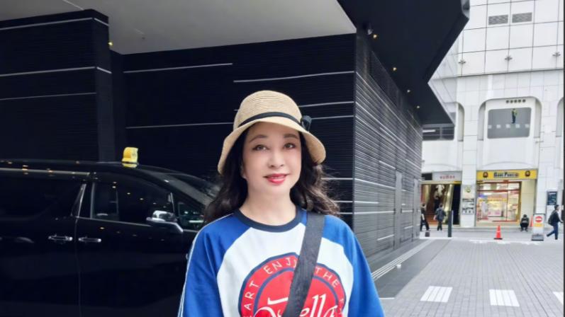 不敢信！74 岁刘晓庆五一美出新高度，这状态说是50岁我都信