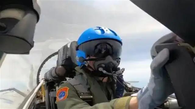 东海之上，“不速之客”挂弹来袭！中国战机逼近百米对峙20分钟