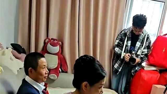 安徽一女子出嫁父亲一脸沉默  看到女婿长相吃瓜群众找到了原因