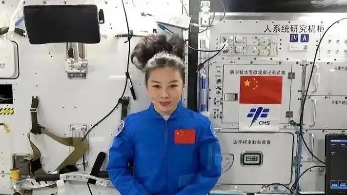 王亚平亮相，为载人登月作准备：为何不执行神二十，担任指令长？