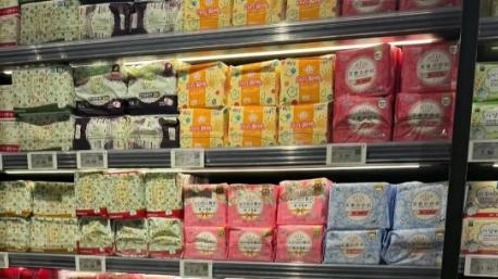 《10秒售罄！胖东来卫生巾质检可视化颠覆行业规则》 ——第三方背书+透明革命如何重塑国货信任体系