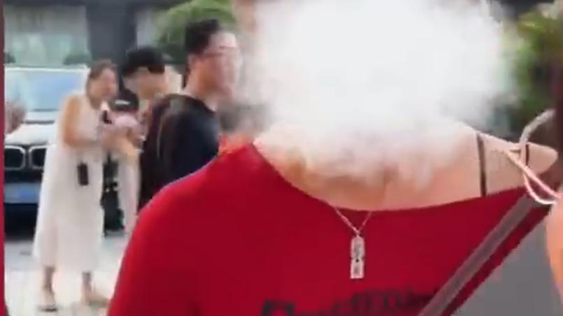 洪崖洞游客遭陌生女子强拉拍照 被拒绝后恶语相向 民警介入调解