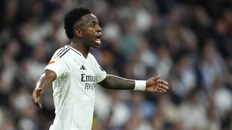 加薪续约+巨额签字费惹恼皇马，1.7亿巨星或离队，挖枪手核心