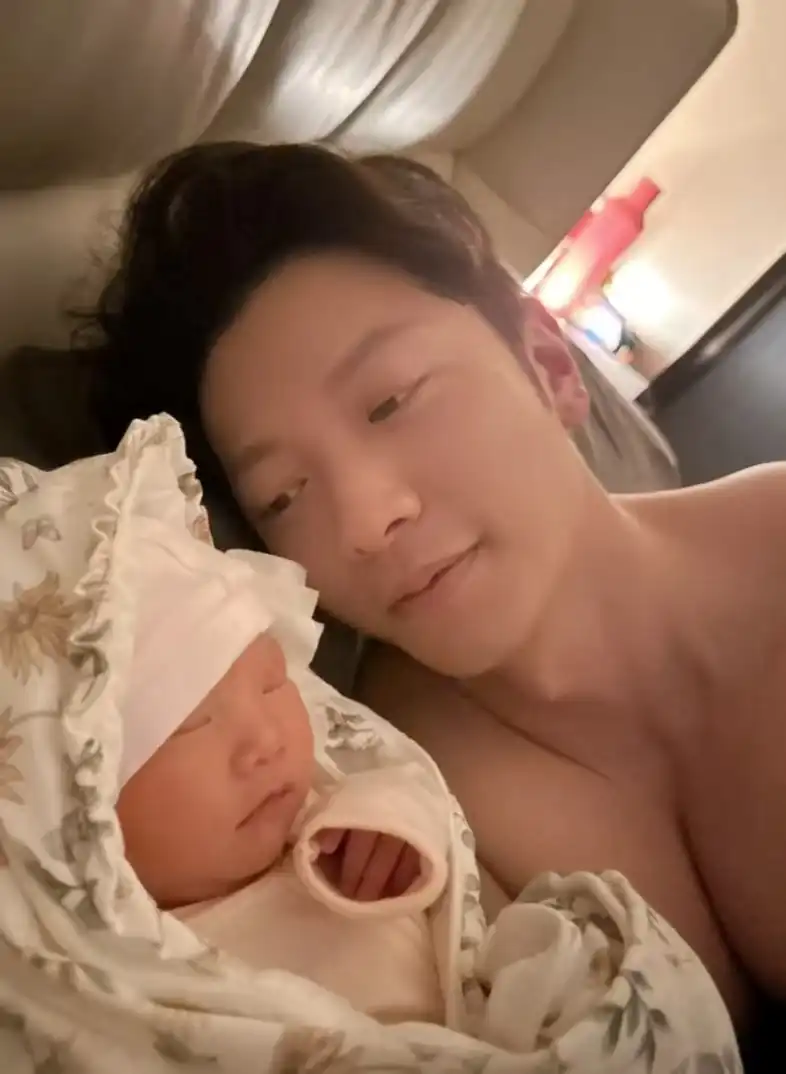 上围澎湃！高钧贤拍片记录老婆喂奶片段，意外曝光对方傲人身材