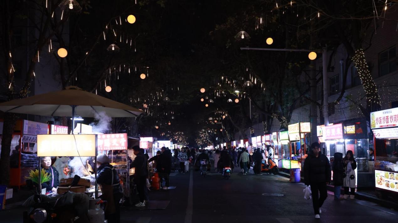 饺子香飘疏导点 冬至情暖环卫工