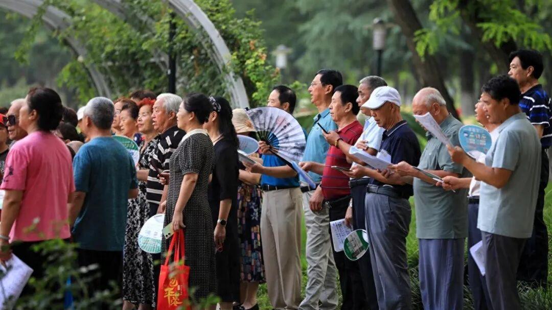 退休后 3 件事别乱提！熟人面前管住嘴，晚年福气不跑光