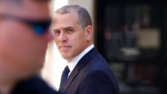 特朗普击穿政治底线，宣布拜登特赦无效