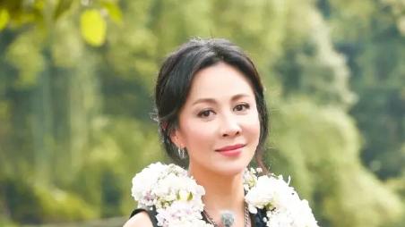 58岁刘嘉玲穿衣太大胆，穿黑西装直接配丝袜，气质十足