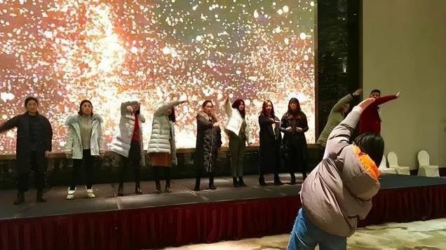 连续工作12小时后被逼跳舞！ 女员工拒绝遭辞退，违法且无理！