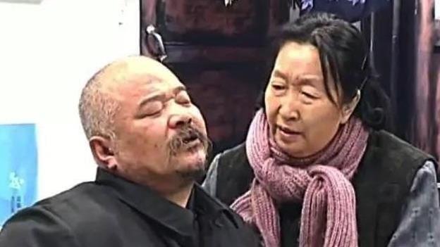 70岁李琦，北京豪宅宴请好友，他亲自下厨煮面条，妻子出镜好气质