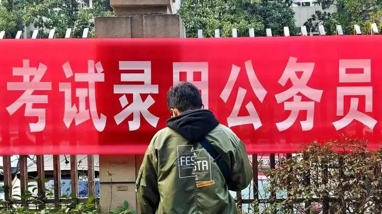 为什么招聘人数下降，考公报名人数却在上升？