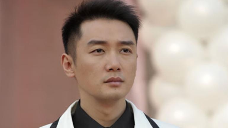 他曾是央视主持，如今沦落到在演艺圈跑龙套，20年过去后悔了吗？