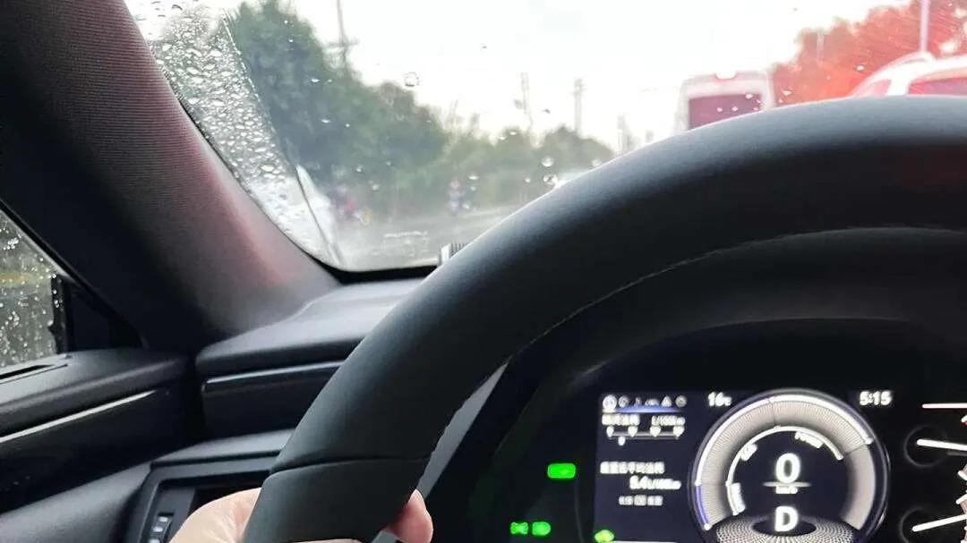 单手开车到底是技术好还是耍帅？老司机：开过手动档车你就明白了