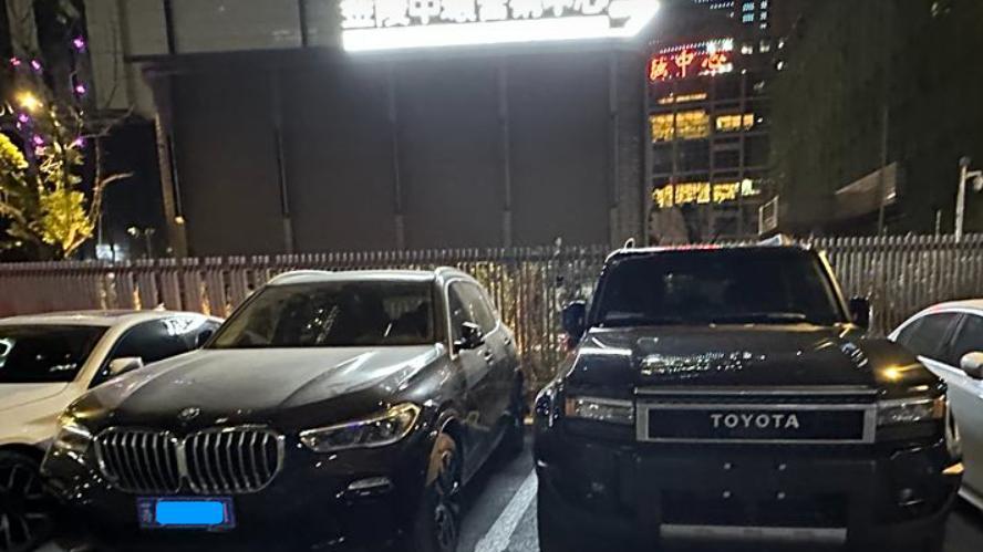 52.5万买丰田普拉多TX版，归家偶遇宝马X5，两人下车对视会心一笑