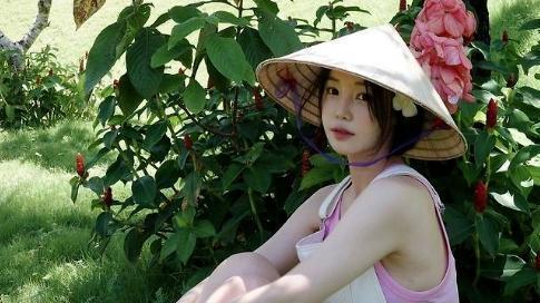 40岁顶着一张18岁脸闯机场？ 这姐的颜值营业状态太能打了！