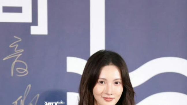 金晨阿那亚度假被“抓壮丁”走红毯，松弛感穿搭意外出圈，网友直呼：这才是真明星！