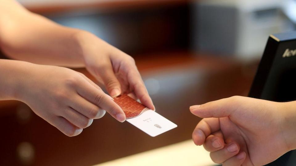 每年都给领导送礼但没得到提拔机会，还要给领导一直送礼吗？