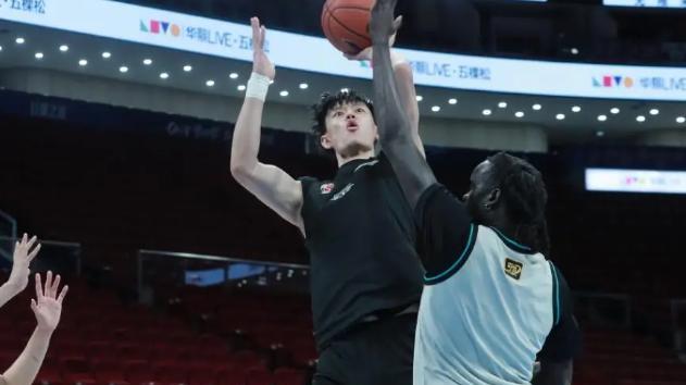 CBA动态：上海多点开花，广东官宣伯克签约，周琦曾凡博归队