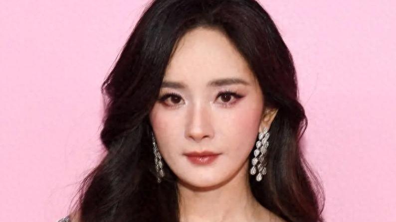 杨幂现身2025维密大秀，穿黑色裙秀出好身材，39岁的状态宛如少女