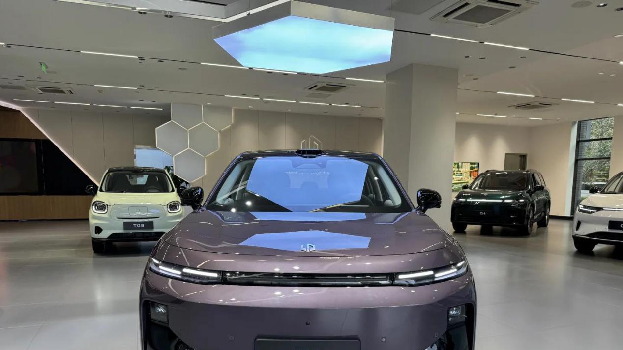 10万级SUV市场“破局者”，预售48小时破3万！零跑B10凭啥这么火