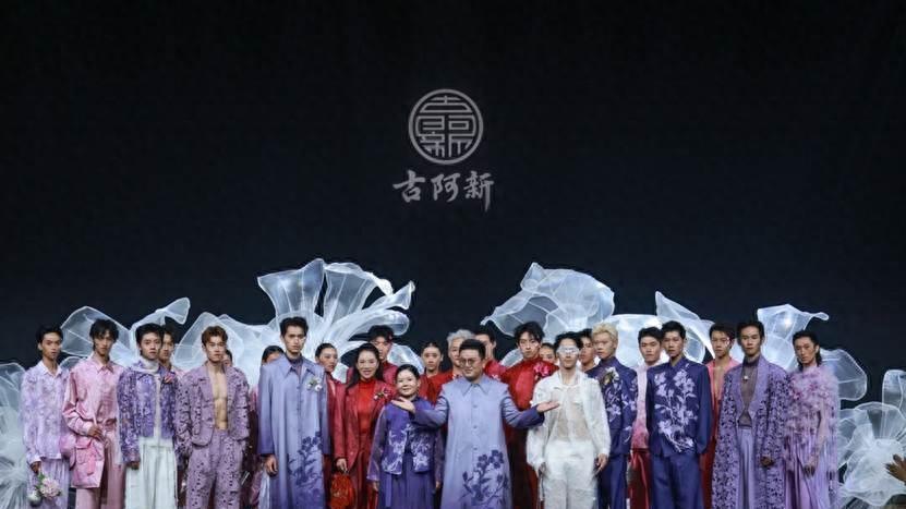 观察｜杜鹃花与东方诗意：古阿新2026春夏系列折射中国时尚的全球化路径