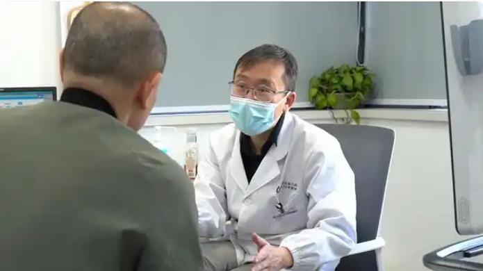 湖北49岁大哥静脉曲张，腿痒变色起红疹，30分钟微创解除后顾之忧