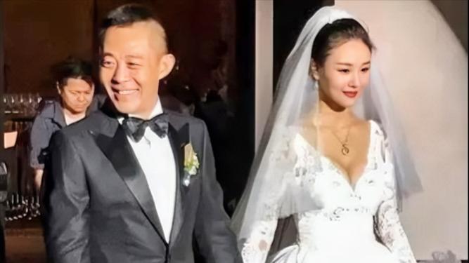 侯勇:走红后和陪伴20年的糟糠之妻离婚，如今和娇妻相差20多岁