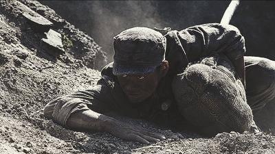 抗战时期，一敢死队员上阵前，跟连长讨价还价：不换炸药包我不去