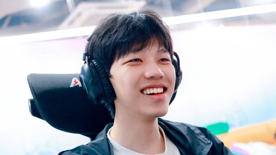 BLG刚被淘汰，就被拍到在商K开心唱歌，身边还有果盘女陪酒