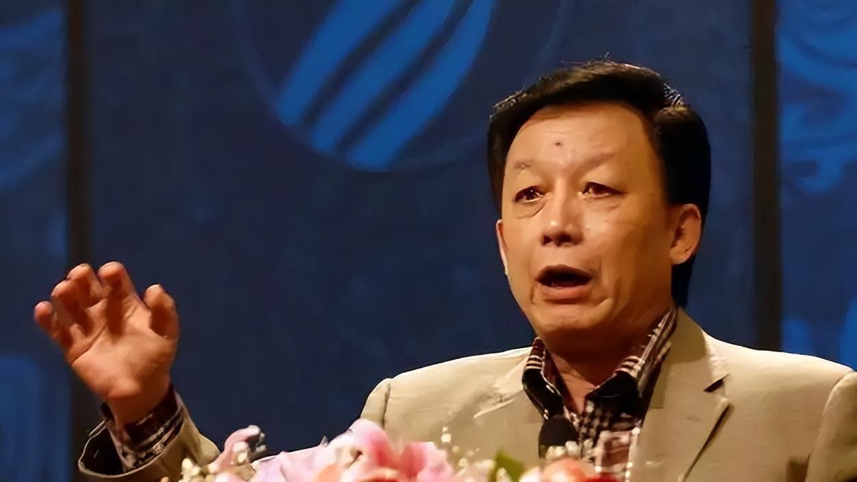 从顶流到三流，78岁的易中天讲台之路引发网友热议