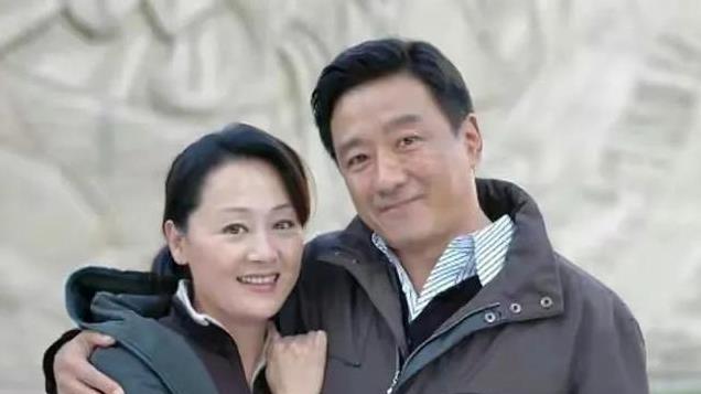 演员丁勇岱：筛过沙子，做过瓦工，牵手初恋36年，儿子丁宁是导演