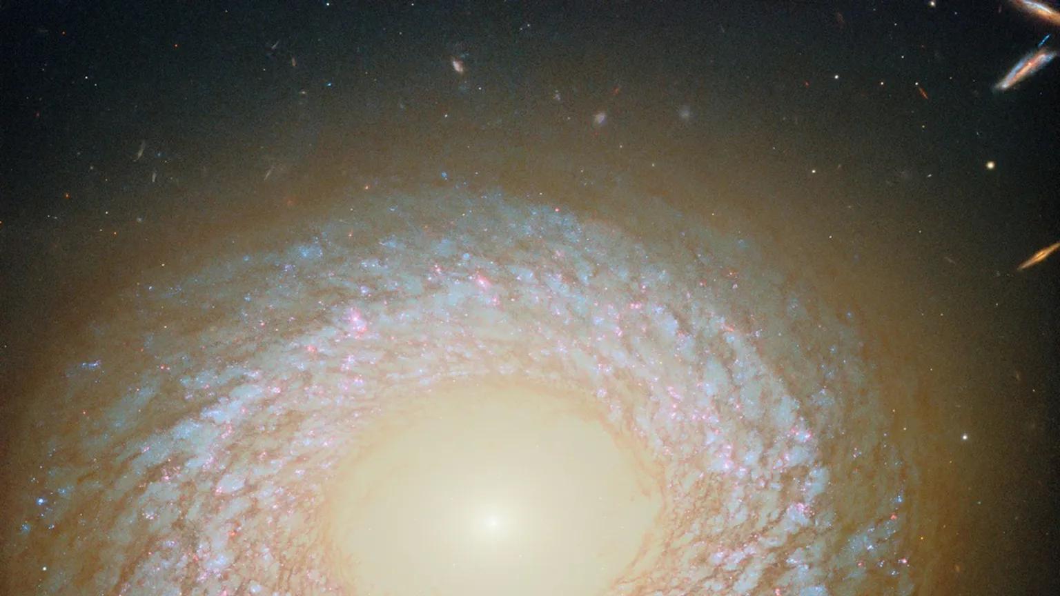 哈勃发现“混血星系”，颠覆百年分类认知