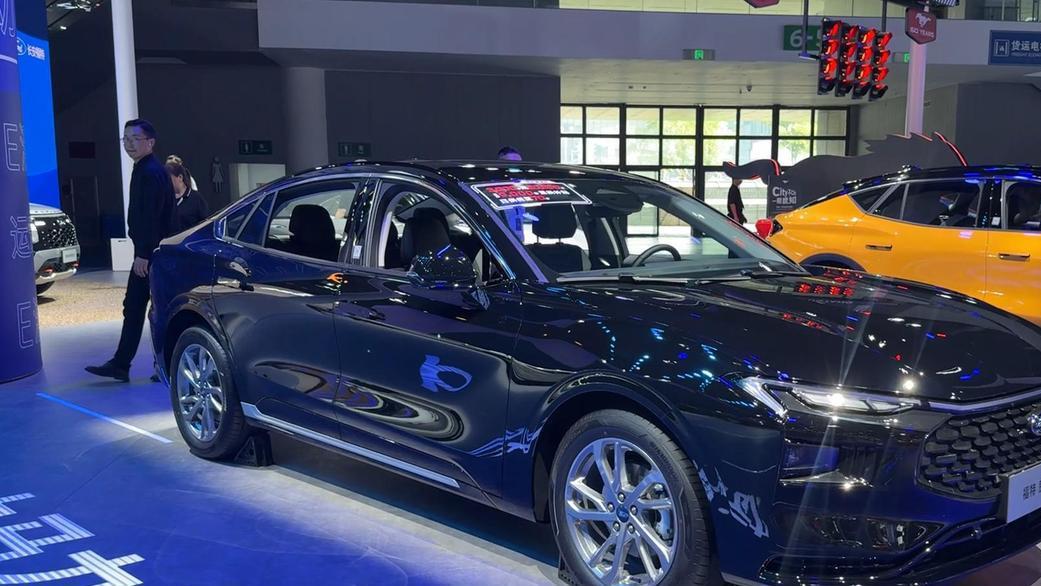 12万买5米合资B级车 蒙迪欧杀红眼 油耗4.5L+大沙发 销量暴增