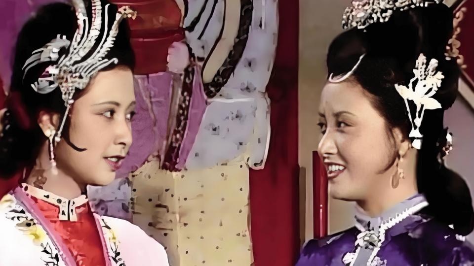 《红楼梦》王熙凤接尤二姐入府，为何穿“素服”？揭露人性！