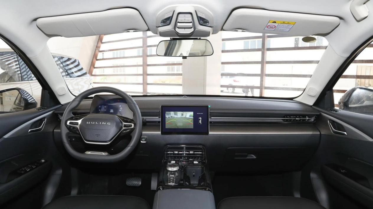 五菱又掀桌子！顶配惠后落地不到9万，油耗4.09L+1100km续航，香