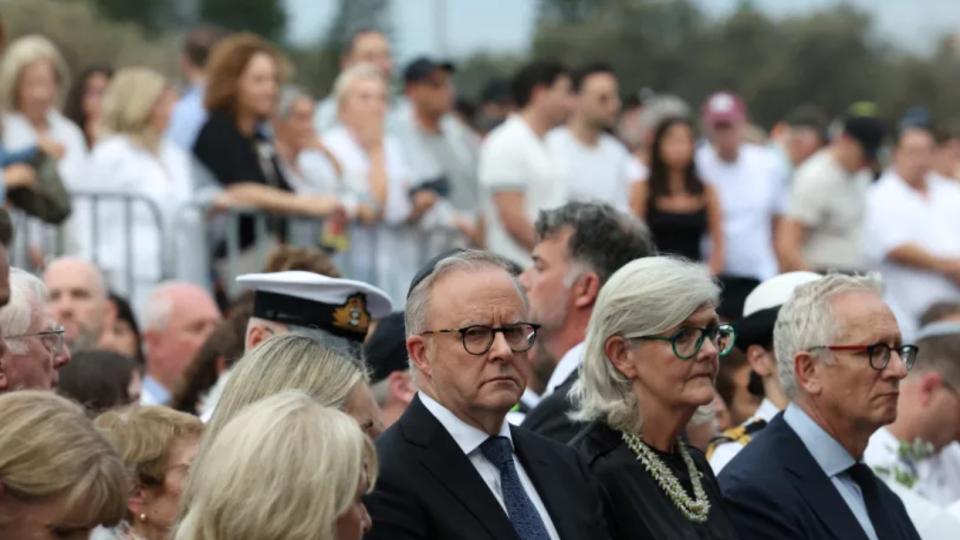 数千人聚集邦迪海滩悼念反犹枪击遇难者，澳大利亚反思并收紧枪支管控