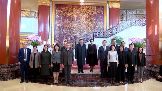 ​访华之旅顺利结束！苏提达连换8套礼服，全程脚踩恨天高好厉害